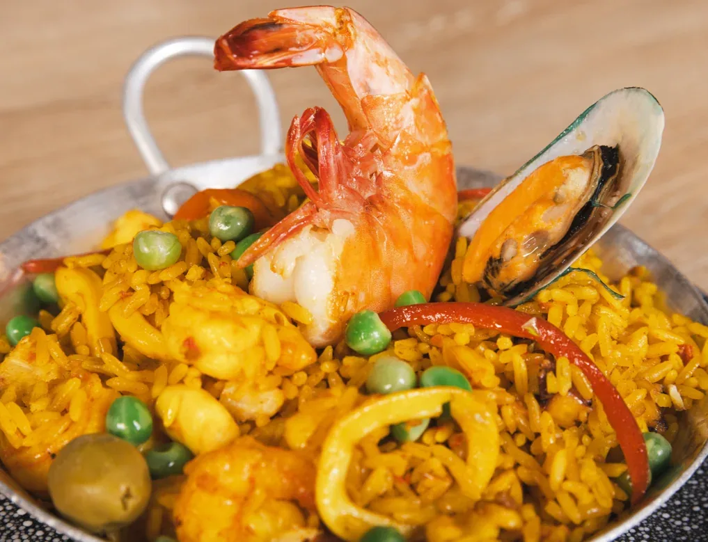 Arroz con mariscos de Pescocentro Búcaro Arroz amarillo con camarón y mejillón servido en paellera en Pescocentro Búcaro, Bucaramanga
