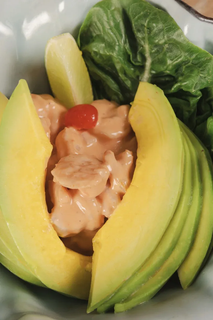 Entrada de camarones en salsa rosada servida entre rodajas de aguacate en Pescocentro Búcaro Bucaramanga
