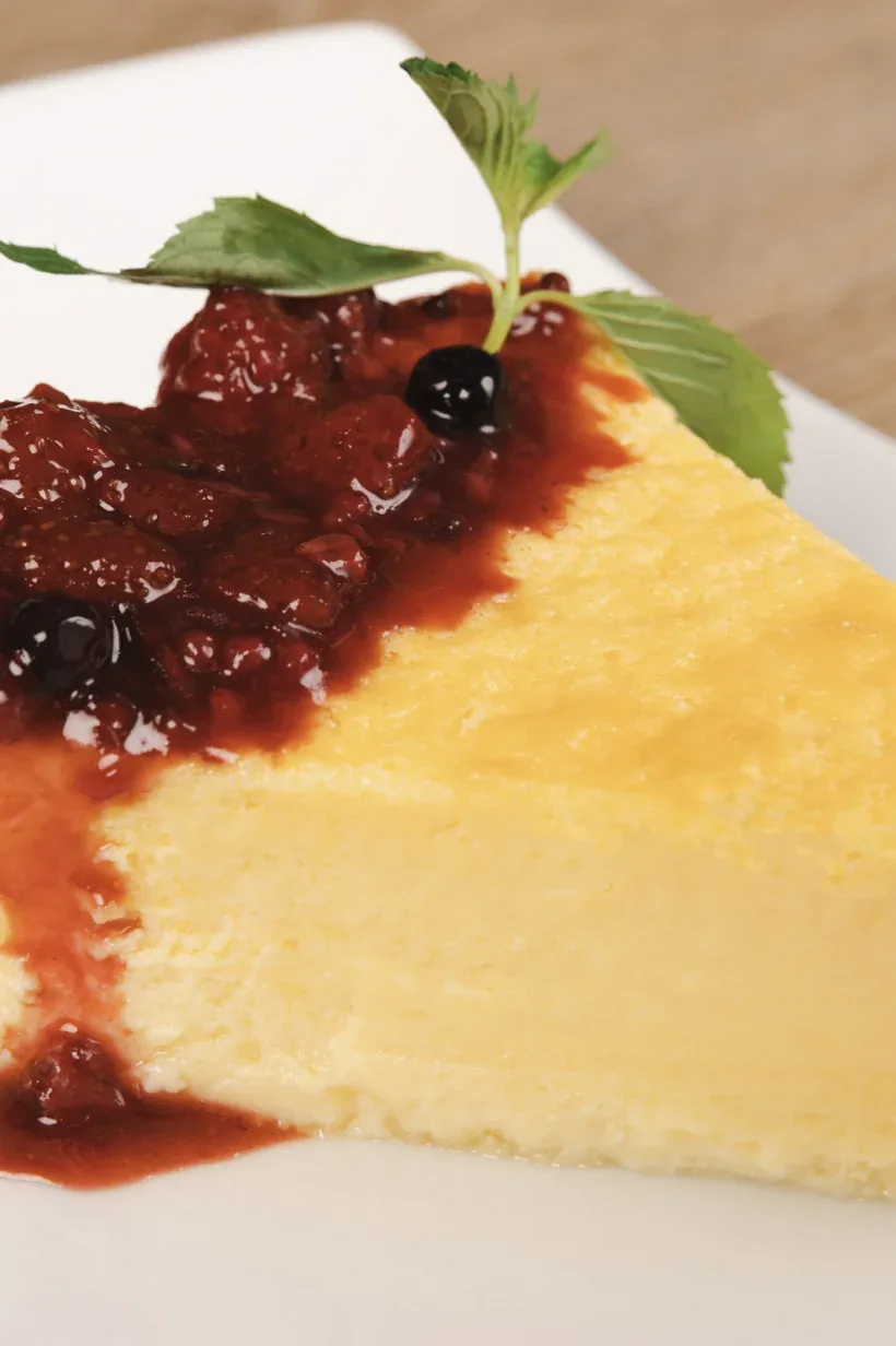 Porción de postre con salsa de frutos rojos y menta en Pescocentro Búcaro, Bucaramanga